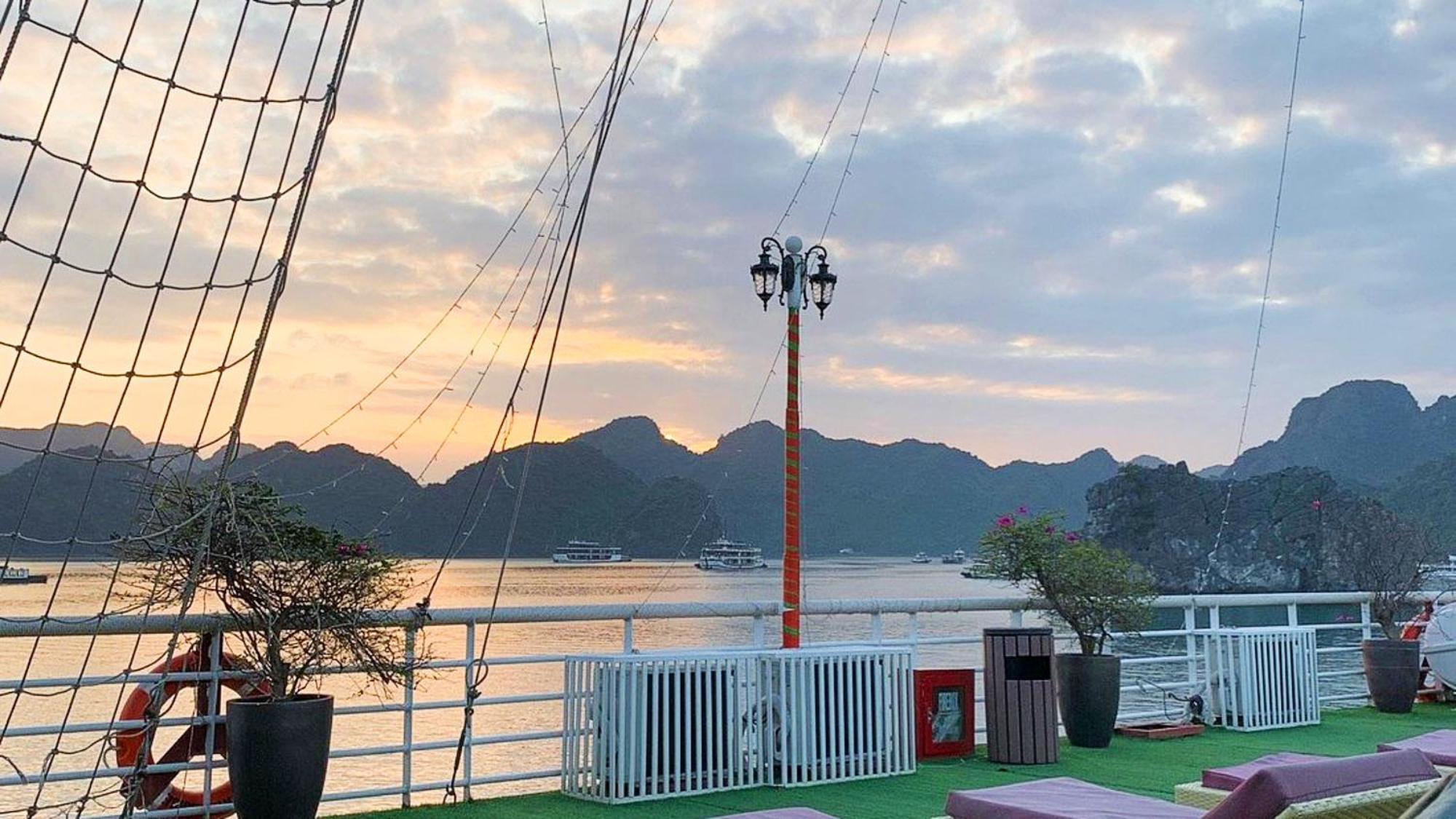 Lotus Elegance Cruise Hotel Ha Long Buitenkant foto