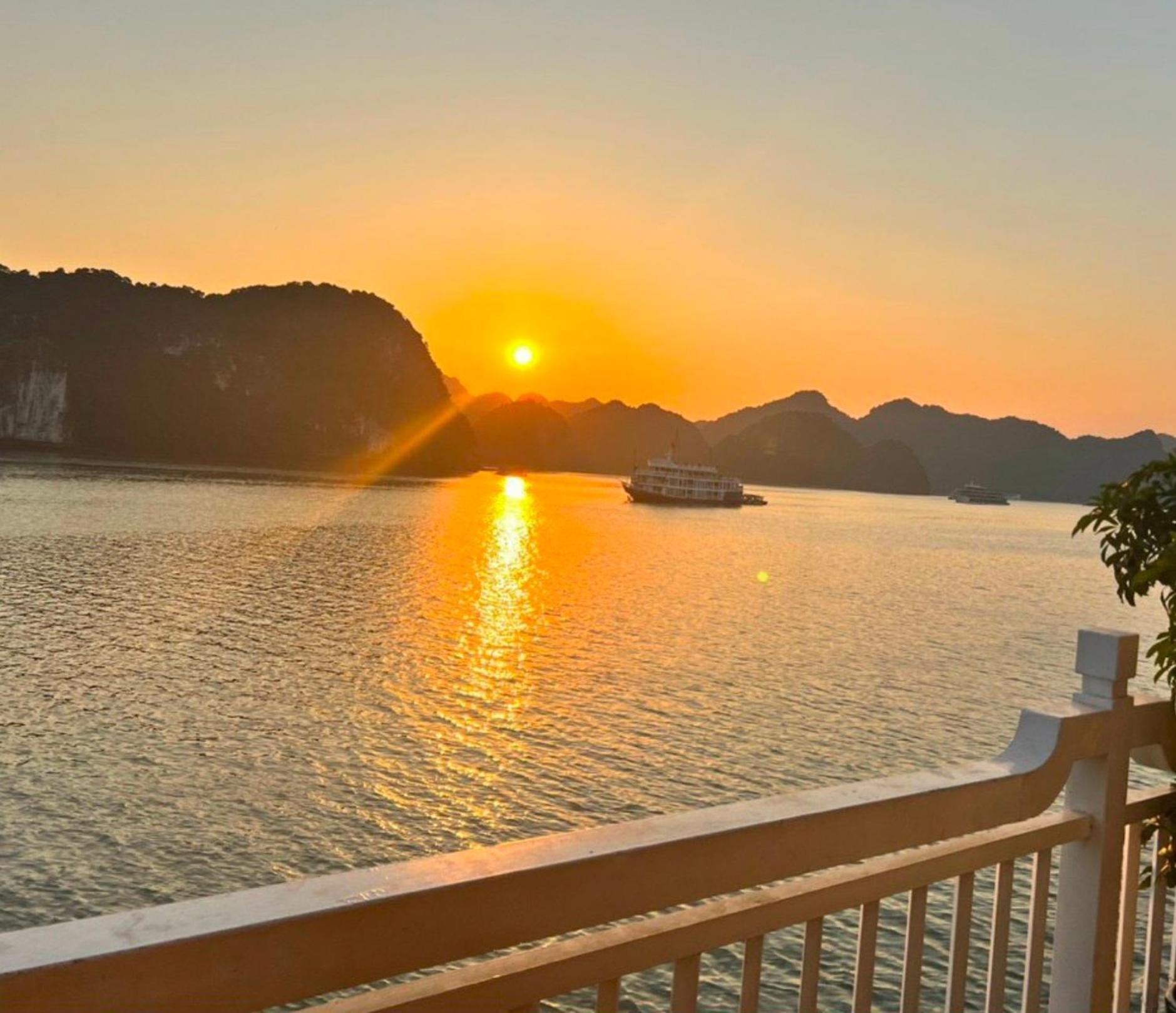 Lotus Elegance Cruise Hotel Ha Long Buitenkant foto