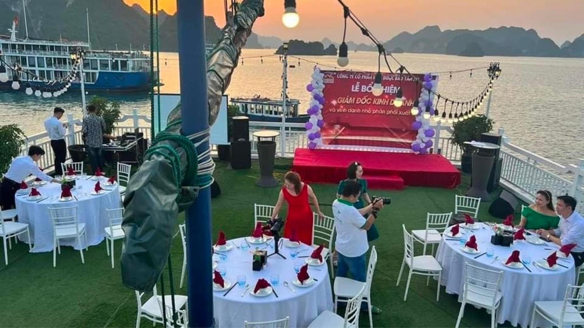 Lotus Elegance Cruise Hotel Ha Long Buitenkant foto