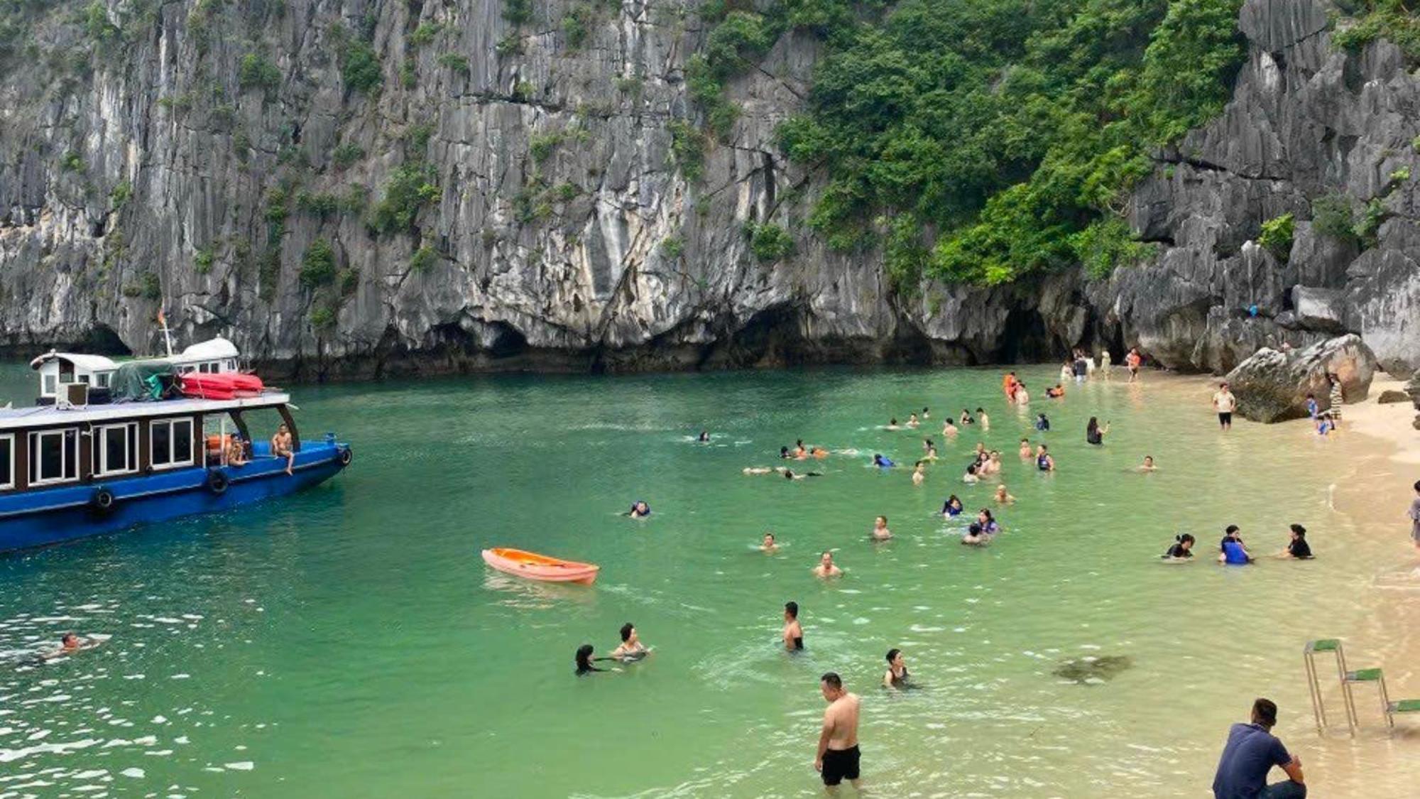 Lotus Elegance Cruise Hotel Ha Long Buitenkant foto