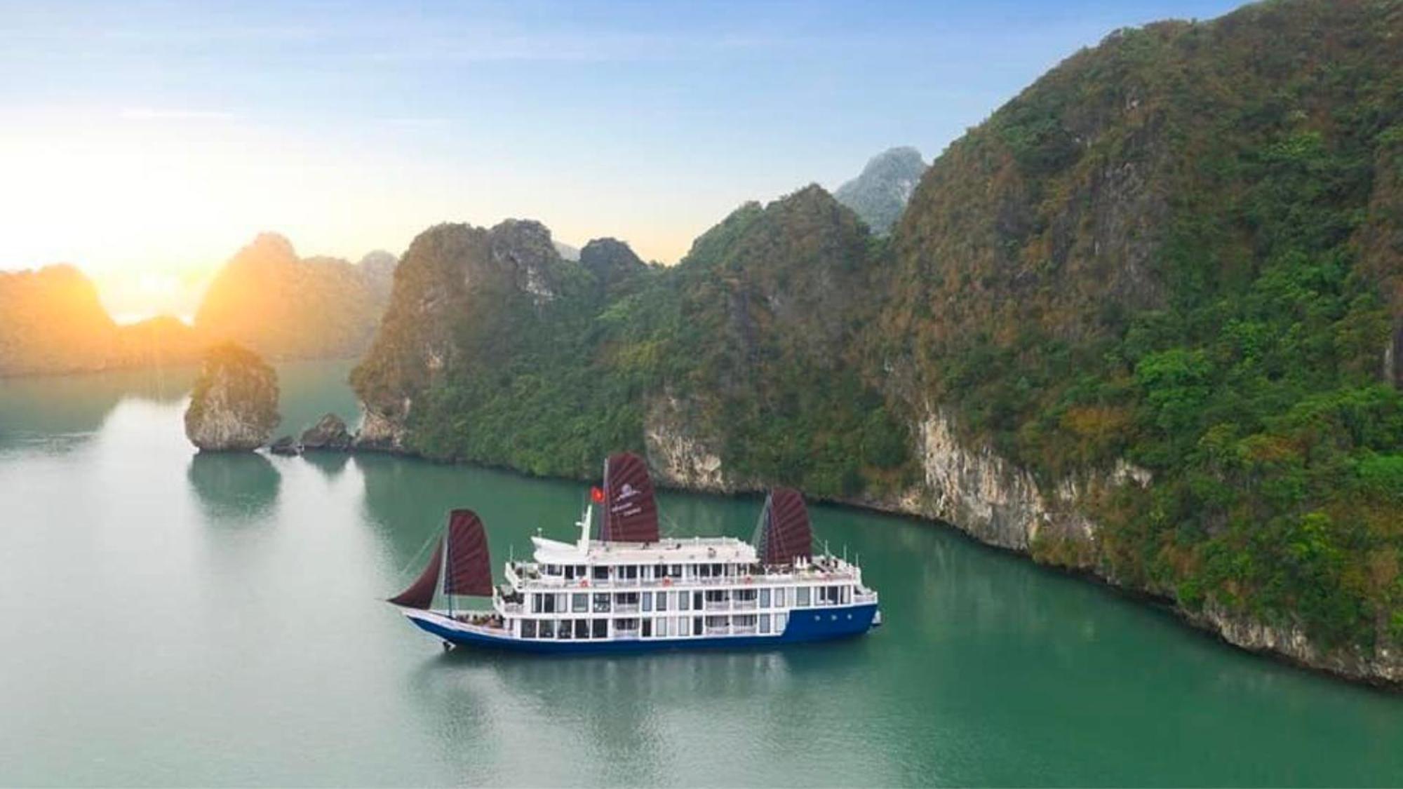 Lotus Elegance Cruise Hotel Ha Long Buitenkant foto